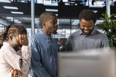 Mali tahminleri gözden geçirmek üzere ekiple iş yatırımcıları toplantısı yaparak proje geliştirme konusunda brifing ve beyin fırtınası toplantısı düzenlendi. Büyüme için örgütsel hedeflere ulaşmak.