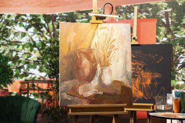 Boş bir sanatsal atölye, tuvalde sergilenen kırsal bir suluboya resim, çağdaş bir sanat ve zanaat atölyesinde akrilik boya ile yaratıcı bir süreç. Başyapıt oluşturma ve malzeme.