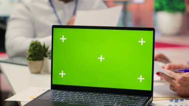 Modern ofisteki dizüstü bilgisayarın yanında danışmanıyla finansal emeklilik seçeneklerini araştıran yaşlı bir çift. Yaşlı insanlar bir emeklilik planı için brokerdan danışmanlık alıyorlar. Kamera A.