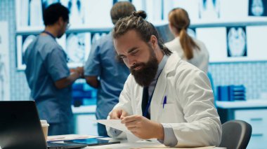 Muhtelif sağlık ekipleri, kabinede tehlikeli bir hastalığın teşhisini bulduktan sonra uzman doktorları alkışlıyor. Sağlık hizmetlerinin başarısını kutlayan becerikli doktorlar. Kamera A.