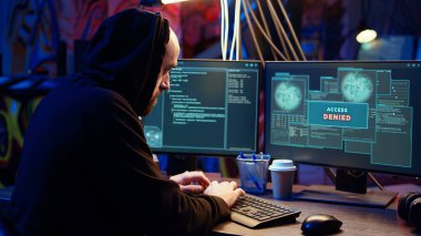 Karanlık yeraltı deposundaki hackerlar, hükümetin web sitelerini hedef alarak değerli verileri çalmaya çalışıyor ama hata mesajına erişimi engelleniyor, siber saldırılar reddediliyor, yakın plan çekimleri yapılıyor.