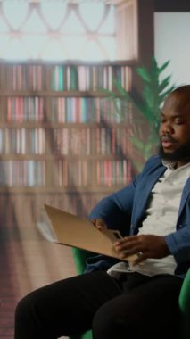 Dikey video çok kültürlü çok gizli ajanlar bir büroda kanıt analizi için gizli belgeleri okuyor, gözetlemeyi somutlaştırıyor ve casusluk işinin inceliği. CIA gizli servisi.