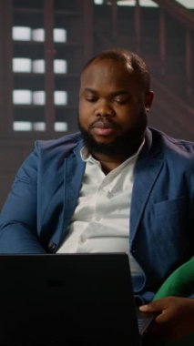 Verileri toplamak için uydu görüntülerini izleyen dikey Afrikalı Amerikan Hükümeti casusu CIA savunma sisteminin önemli gözetimini gözden geçiriyor. Gizli Servis personeli istihbarat görevinde.