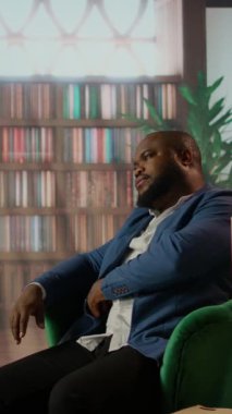 Vertical Video Diverse Intelliverse duo bir içki, veri güvenliği ve takım işbirliği için genel merkez toplantısı üzerine gizli bir sabit diski gözden geçirdi. Kritik CIA bilgilerini koruyan gizli ajanlar