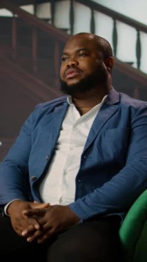 Dikey Video İki iş ortakları, seçkin beyefendiler sosyal kulübünde şirket başarısını tartışırken viski yudumlarken lüks ile yüksek bahisli pazarlıkları harmanlıyorlar. Eski para milyarderleri.