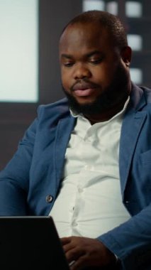 Vertical Video Diverse casusları merkezdeki uydu gözetleme verilerini izliyorlar, hükümetin savunma sistemi için önemli bir füze yörüngesini gözden geçiriyorlar. CIA ortakları casusluk görevinde.