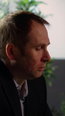 Üst sınıf dikey video milyarderleri sosyetik kulüp toplantılarında viski bardakları içerek diğer eski para toplumu üyeleriyle lüks bir yaşam tarzının tadını çıkarıyorlar. Zarif beyefendiler. Kamera B.