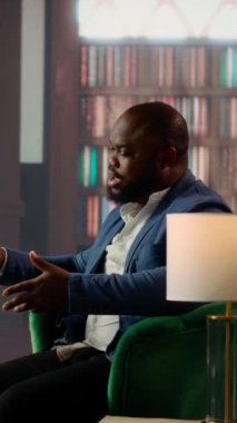 Şık bir kütüphanede dikey video işadamları viski, güven, başarı ve seçkin sosyal çevrelerin lüksünü yansıtan ortaklık hedeflerini tartışıyor. Üst sınıf sosyete üyeleri kulüpte toplanıyor.