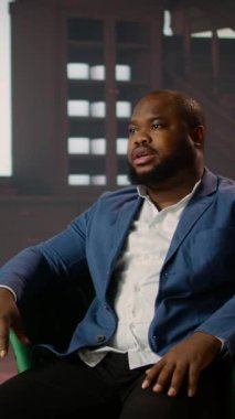 Gizli bir diskteki gizli verileri inceleyen Dikey Video Kara Servis ajanı hükümet istihbarat teşkilatının veri korumasını sembolize ediyor. Kritik verileri bir sabit diskte topla. Kamera.