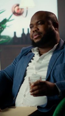 Dikey video çeşitliliği olan CIA ajanları güvenli ev kütüphanesinde toplanıp gizli verileri analiz ediyor ve bir istihbarat görevi stratejisi üzerinde kafa yoruyor. Büro için bilgi topluyorum.