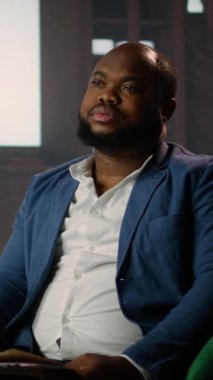 Dikey Video Eski Para Girişimcisi, üst sınıf bir iş ortaklığında, seçkin bir klasik şehir kulübünde karışık viski eşliğinde bir arkadaşıyla pazarlık ediyor. Zarif beyefendiler bir ortaklık kurun.