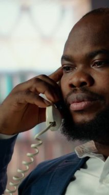 Vertical Video Black profesyonel casusu, muhbirleriyle dava detaylarını görüşmek ve güvenlik görevini çözmek için gizli bilgi toplamak için güvenli bir sabit hat telefonu kullanıyor. İzi sürülemeyen arama