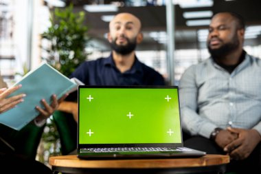 İş arkadaşları proje planlamak için iş toplantısına hazırlanıyor, yeşil ekranlı dizüstü bilgisayarla pazarlama stratejisi tasarlıyorlar. Açılış organizasyonu için araştırma analizi yapan insanlar maket not defteri kullanıyorlar