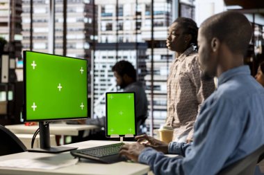 Ofisteki Afrikalı Amerikalı işadamı finansal verileri analiz ediyor ve şirket başarısı için büyüme stratejileri geliştiriyor. Önemli görevleri yöneten analist.