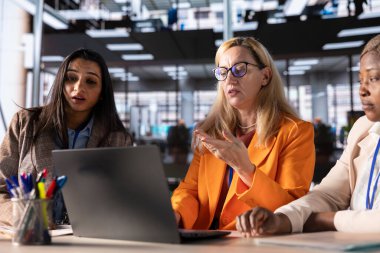 Başarılı bir kalkınma projesi için takım çalışmasının vurgulandığı bir toplantıda hırslı iş kadınları. Güçlü kadın profesyoneller mükemmelliğe ve kurumsal feminizme ulaşma hedeflerini tartışıyor..