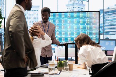 İş ortakları bir kurumsal brifingde fikirleri paylaşıyor, ayrıntılı proje raporları sunmak ve kilit performans göstergeleri ve hedefleri üzerinde hizalamak için etkileşimli kurullardan faydalanıyor.