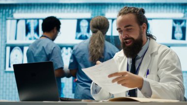 Başarılı bir araştırma seansından sonra bir hastalıkla savaşmak için en iyi tedaviyi bulan mutlu sağlık ekibi beşliği paylaşıyor. İyi haberleri kutlayan yetkili personel. Kamera A.