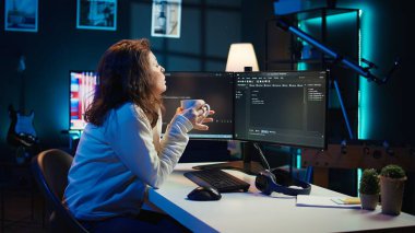 Mühendis portresi sabahları kahve içerken ve şirket ağını devre dışı bırakırken. Bilgi işlem merkezi sıcak içeceğin tadını çıkarırken, veri güvenliğini artırıyor, kamera B