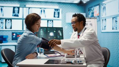 Sağlık sektörü sağlık kontrolü sırasında nabız ve kan basıncını ölçen bir tıbbi uzman. Doktorlar modern teşhis araçlarını kardiyoloji için kullanıyorlar. Kamera B.