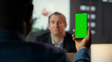 Çeşitli personel CIA 'in güvenli evindeki ahşap bir kütüphanede yeşil ekran teknolojisi ve istihbarat analizini harmanlayarak belgeleri inceliyor. Kritik görev detayları hakkında birbirimize brifing veriyorduk. Kamera B.