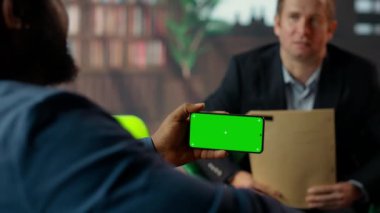 Profesyonel casusluk ekibi, hükümet görevlerinde ihtiyatlı davranmanın önemini gösteren gizli dava dosyalarının yanında görev içgörüsünü de paylaşıyor. CIA klas karargahı. Kamera B.