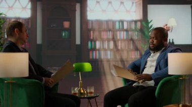 Bir büroda çok kültürlü çok gizli ajanlar kanıt analizi için gizli belgeleri okuyor, gözetlemeyi somutlaştırıyor ve casusluk işinin inceliği. CIA Gizli Servisi. Kamera A.