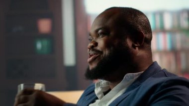 Özel sosyal kulüpte bir bardak viski servisi yapan zenci bir beyefendi üst sınıf sosyete üyeleriyle iş ve mülkleri tartışmak için buluşuyor. Eski para elit yaşam tarzı. Kamera B.