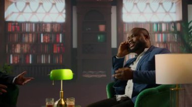 Siyahi beyefendi, üst sınıf bir sosyal kulüpteki arkadaşına viski üzerine umut verici bir iş girişimi sunuyor. Büyük gayrimenkul varisleri arasındaki sosyalleşmeyi somutlaştırıyor. Kamera A.