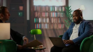 Karargahtaki uydu gözetleme verilerini izleyen çeşitli casuslar hükümetin savunma sistemi için önemli füze yörüngesini gözden geçiriyorlar. CIA 'in casusluk görevindeki ortakları. Kamera A.