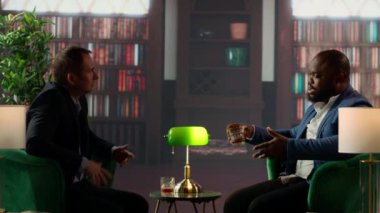 Şık bir kütüphanedeki işadamları viski, güven, başarı ve seçkin sosyal çevrelerin lüksünü yansıtan ortak hedefleri tartışırlar. Üst sınıf sosyete üyeleri kulüpte buluşuyor. Kamera B.