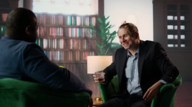 Sarhoş üst sınıf seçkin sosyete üyesi sosyal kulüpte gürültücü ve iğrençti. Alkol zehirlenmesinden dolayı kendini rezil ediyordu. Viski içtikten sonra çok mutlu olan beyler. Kamera A.