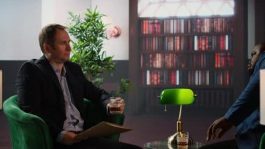 Hükümet ajanları bir SSD 'nin gizli bilgilerini tartışıyor. İstihbarat servisleri devlet sırlarını koruyor. Casuslar, birlikte viski içen bir sistem birimi hakkında önemli bilgileri gözden geçirirler. Kamera A.