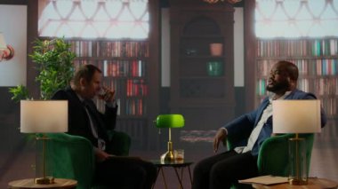 CIA uzmanları sabit diskteki bilgilerini ve görev detaylarını paylaşıyor. Özel bir devlet güvenli evindeki şifreli bir sabit diski kırıyorlar. Ulusal güvenlikle ilgili bir istihbarat davası. Kamera A.