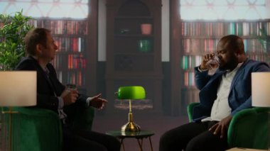 Gizli servis ajanları yüksek riskli görevlerde veri depolama ve erişimi korumak için güvenli bir sabit diski inceliyor. İstihbarat uzmanları bir depodaki gizli delilleri inceliyor. Kamera A.