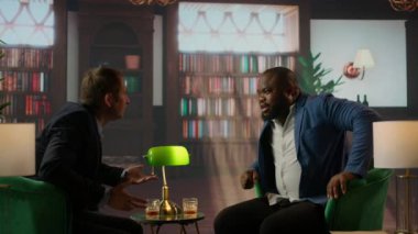 Milyarderler, üst sınıf bir sosyal kulüpte viski yudumlayarak ortaklığı ve stratejik karar verme mekanizmasını örnek alarak yoğun bir tartışmaya giriştiler. Yaşlı paralı beyler pazarlık yapıyor. Kamera A.