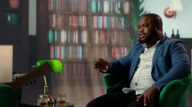 İstihbarat ajanı bir sabit diskteki çok gizli veri depolamasını analiz etmeye hazırlanıyor. Bir diskteki çok önemli bilgileri inceliyor. Önemli bir casusluk görevi için hükümet erişimi. Kamera B.