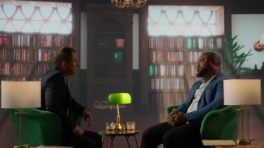 Kendine güvenen beyefendiler klasik bir kulüpte buluşup viski içerek pazarlık ediyorlar. Başarılı bir işbirliği ve karşılıklı saygıyı vurguluyorlar. Milyarderler cemiyeti. Kamera A.