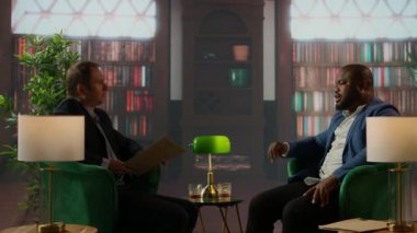 İstihbarat ajanı bir sabit diskteki çok gizli veri depolamasını analiz etmeye hazırlanıyor. Bir diskteki çok önemli bilgileri inceliyor. Önemli bir casusluk görevi için hükümet erişimi. Kamera A.