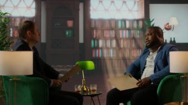 Afro-Amerikan gizli ajanı önemli devlet sırlarını yok ediyor, potansiyel suç delillerini temizlemek için gizli belgeleri yırtıyor. Yeraltı dünyasında çalışan çeşitli CIA personeli. Kamera A.