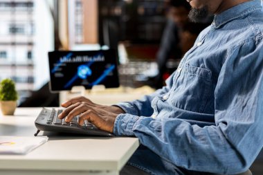 Afrika kökenli Amerikalı yönetici stratejik planlama, kaynak tahsisi ve etkili iş operasyonları için şirket verilerini analiz ediyor. Uzman, finansal tahminler ve veri analizi yapar. Kapat..