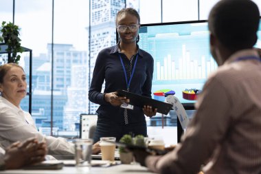 Bilgiler ve büyüme için dijital pazarlama anlayışları sunan PR ekibi, son kampanyaların etkilerini gözler önüne seriyor ve çalışma alanındaki gelecekteki kalkınma girişimlerine ilişkin planlar sunuyor.