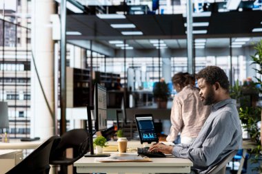 Profesyonel iş analisti masasında proje yönetimi ile ilgileniyor, çok uluslu şirket büyümesi üzerinde çalışıyor. Çalışan şirket başarısını sürdürmek için strateji planına odaklanıyor.