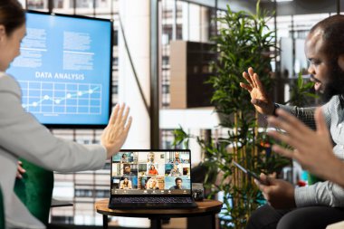 Yönetim kurulu başkanıyla görüntülü görüşme yapan işletmeciler kâr büyümesi hakkında yeni fikirleri paylaşmak için brifing toplantısına katılıyorlar. Başlangıçtaki evrim görüşünü açıklamak için çevrimiçi tele-çalışma çağrısı kullanan uzmanlar