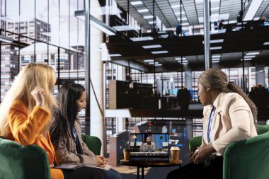 Yetkili iş kadınları ekibi, çok kültürlü bir çalışma ortamında küresel bir genişleme için kariyer gelişimi ve stratejileri tartışan CEO ile bir video görüşmesi yapıyor. Cinsiyet eşitliği.