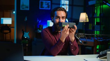 Taşınabilir V mount bataryası, uzman teknoloji uzmanı tarafından stüdyodaki izleyicilere sunuluyor. Lityum li iyon şarj cihazı içerik oluşturucu tarafından tutulan sunum, kamera B