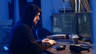 Hacker, dijital aygıtları tehlikeye atmak ve değerli hassas verileri çalmak için savunmasız bağlantıları hedef almak için bilgisayar kullanıyor. Düzenbaz programcı sistem savunmasızlıkları için kahramanlıklar buluyor, kamera A