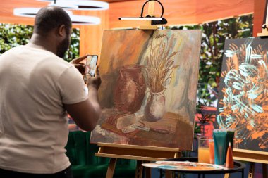 Yetenekli ressam, dijital pazarlama ve şöhret için çevrimiçi varlığını kullanarak, kendini tanıtmak için bitirdiği eserinin bir videosunu kaydediyor. Yeni sanat eseri içeriğiyle gurur duyuyor..