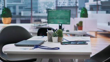 İşe alım sürecine odaklı boş modern ofis kurulumu ve yeni personel alımı, iş adamları kariyerlerini çok uluslu bir şirkette geliştiriyor. İşgücü planlaması.