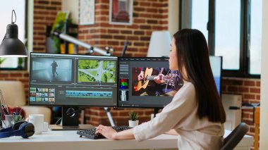 Ev ofisinden post prodüksiyon üzerinde çalışan kadın film yapımcısı zaman çizelgelerini düzenliyor ve bir video çekimi için renk notlandırması yapıyor. Teknik ekip, video üretimi için dijital bir iş akışı sergiledi. Kamera B.