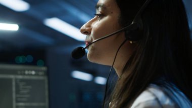 Veri merkezinde bilişim uzmanı müşterilere teknik destek sağlıyor, sorun giderme sorunları, kapatın. Sunucu odası çalışanı müşteriler tarafından istenilen teknik müdahaleleri gerçekleştiriyor, kamera A